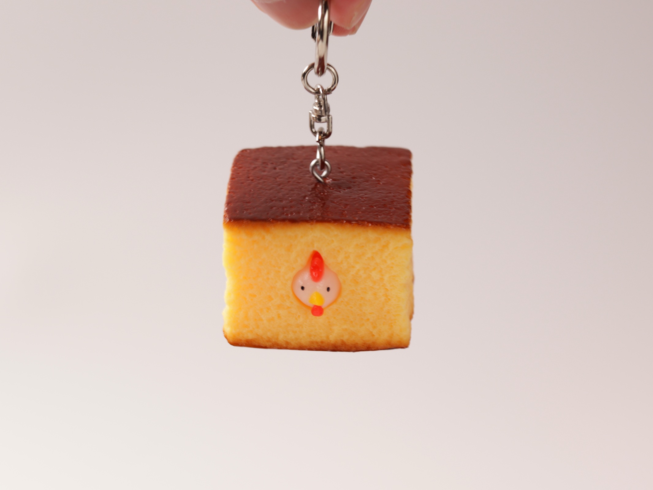 【新品】カステラ キーホルダー 缶つき 空想アパートメント 訳ありカステラキーホルダー(ニワトリ) | 御菓子司 紅谷三宅