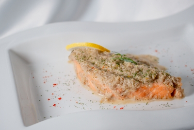 サーモンのポワレ　きのこと璃の香のクリームソース