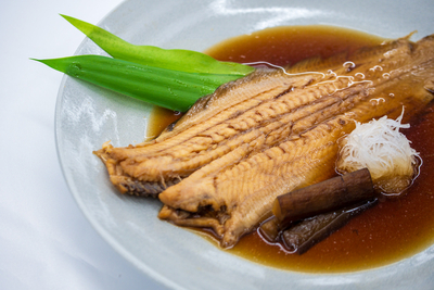瀬戸内舌平目の煮魚（中）