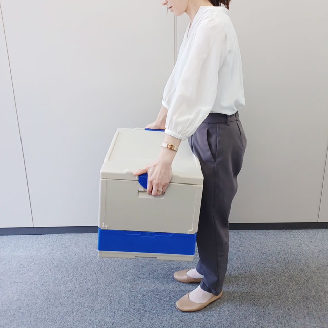 クールワンの上部持ち手部分を持つイメージ画像(サイド)