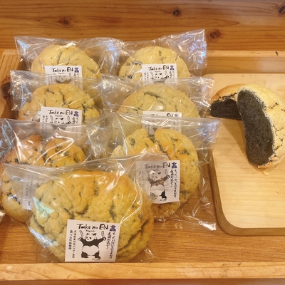 竹炭入りメロンパン