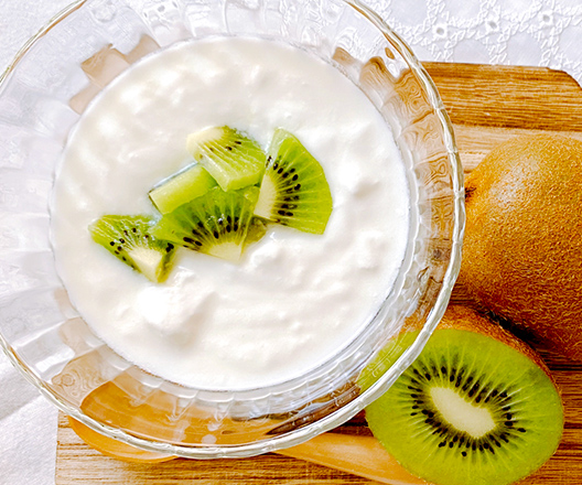 ヨーグルトに混ぜたキウイの写真