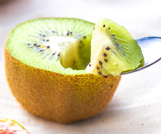 キウイをスプーンですくっている写真