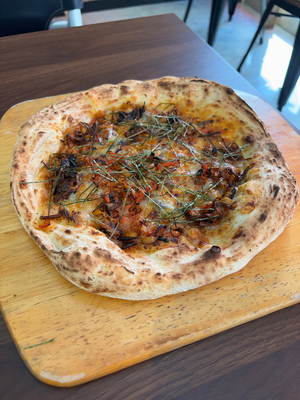 お店イチオシ！濃厚ごま油香るビビンバピザ