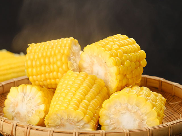 まずは熱々をガブリ！これぞ王道の美味しさ