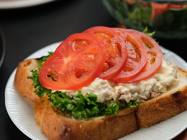 スーパーフルーツトマトのオープンサンド