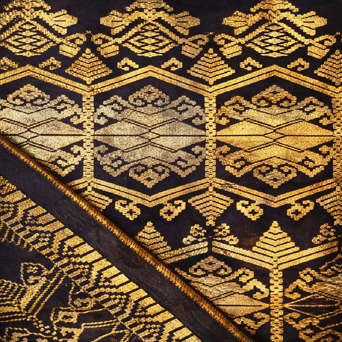 布（ソンケット）の金糸・銀糸の“浮き”を連想させる立体表現