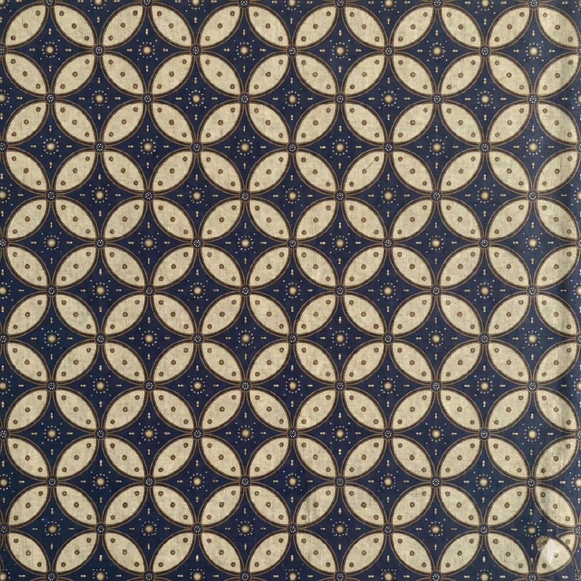 バティック布（参考）- 蝋で描いた線が残る文様