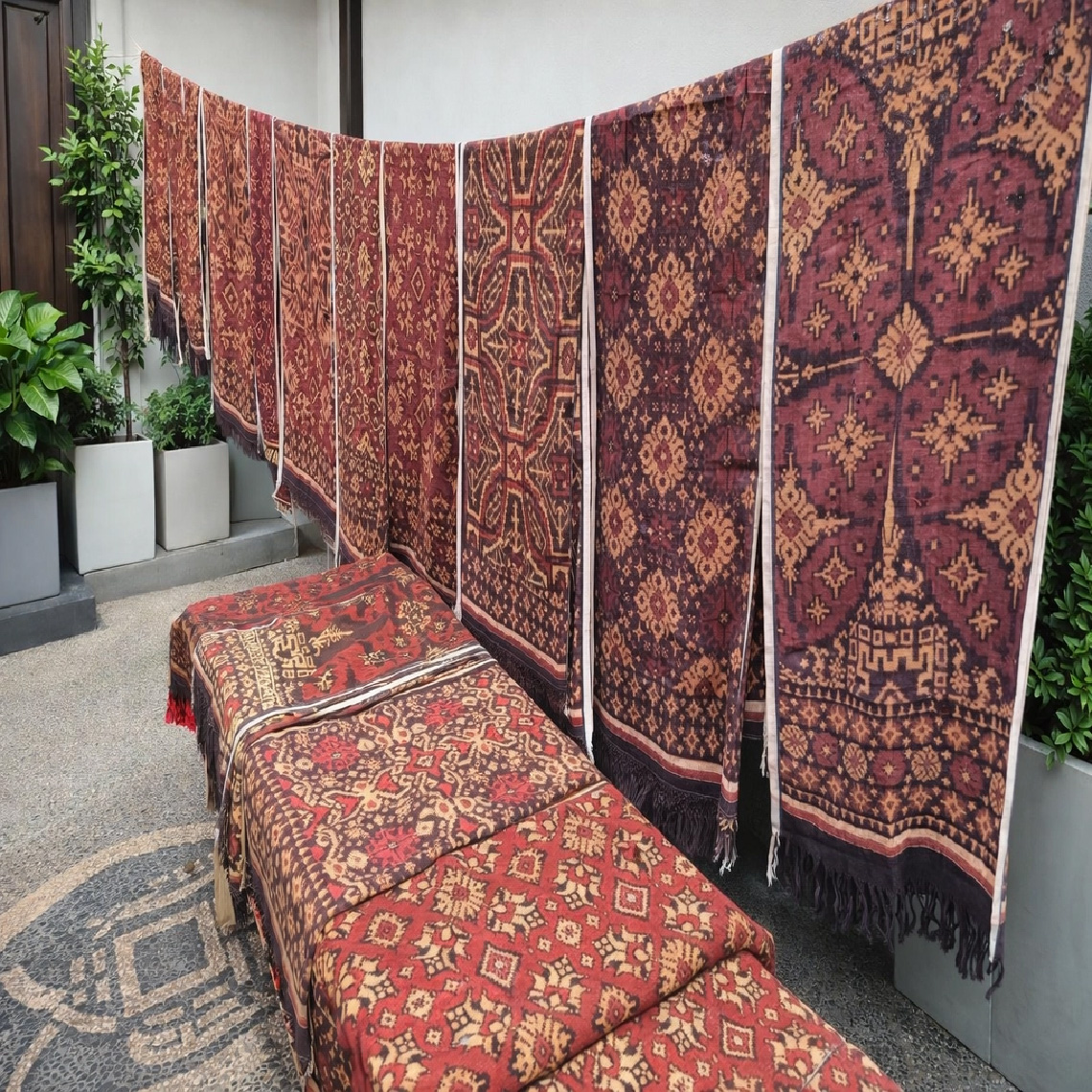 イカット布（参考）- 先染めで境界が“にじむ”見え方