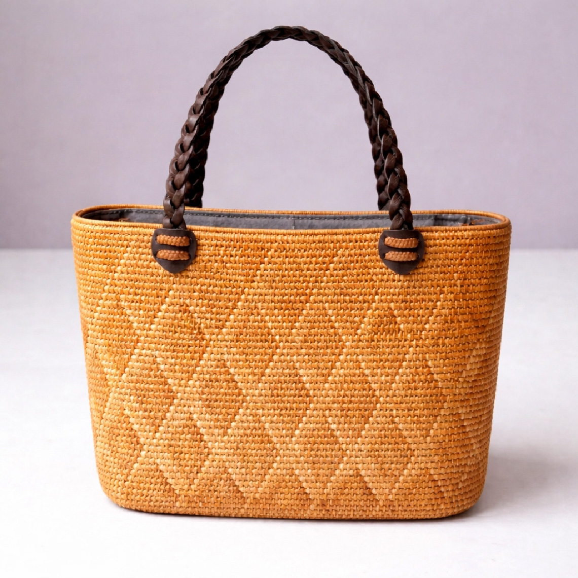 ソンケット柄の「浮き模様（立体感）」が全体に出ている