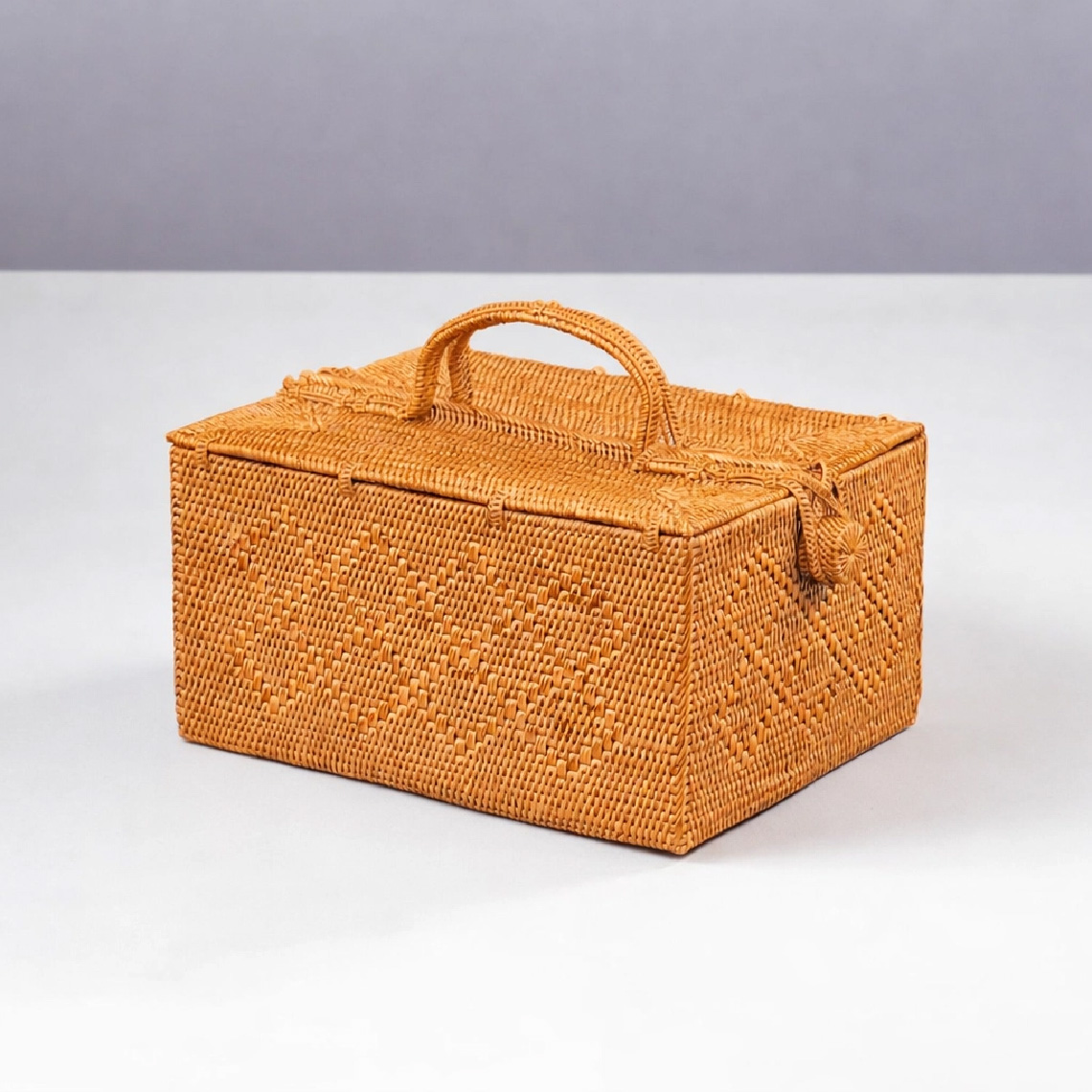 四角い網目が一定ピッチで続くバティック系の編み柄