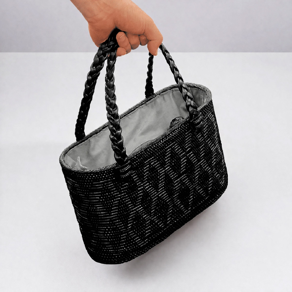 光の角度で柄が浮いて見えるソンケット系の凹凸表現