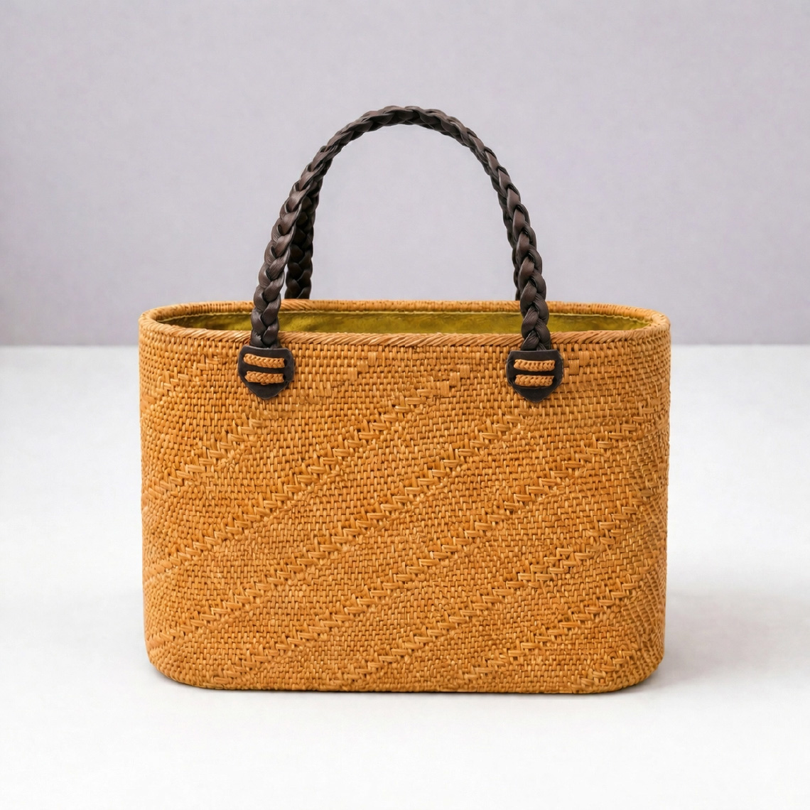 リリス柄の“流れ（斜線の反復）”が見える