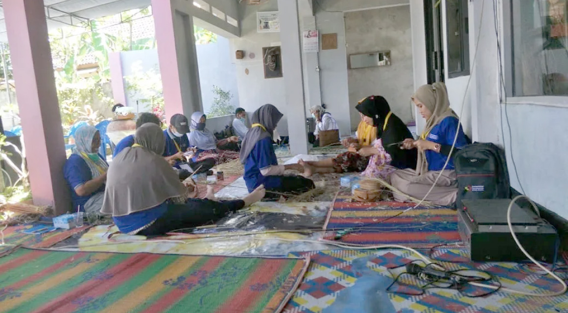 職人が一本一本の状態を見ながら編む様子