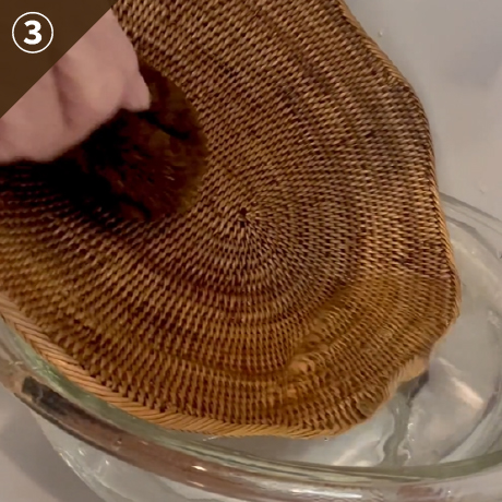 アタかごをボウルに浸し、ブラシを網目に沿ってゴシゴシ動かします。