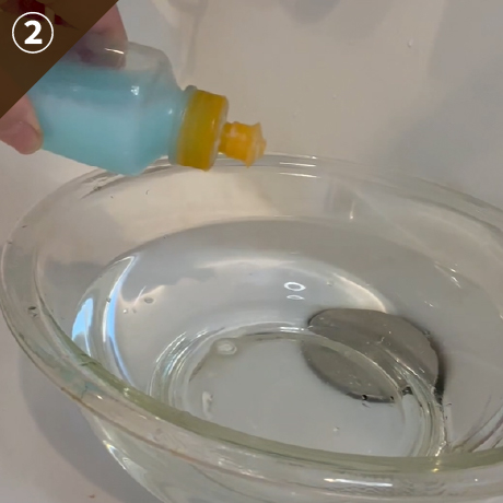 水をはったボウルに中性洗剤を少し落としてかき混ぜます。