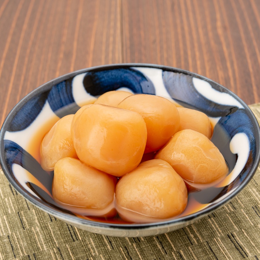 つやのある味付玉こんにゃくを器に盛り付けたイメージ