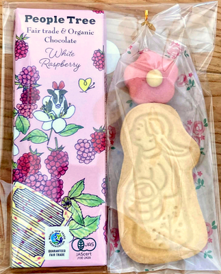 チョコレートとおんなの子型クッキーのセット