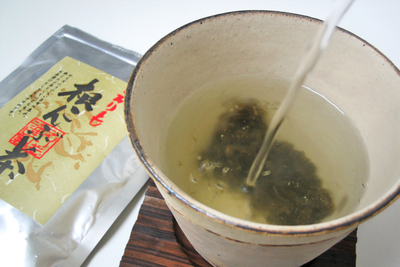 北海道日高産 根昆布茶（梅風味）45g×2袋／箱入（普通便） | えりもの季