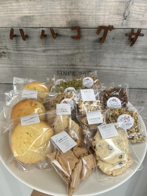 クッキー15袋とスコーン2個