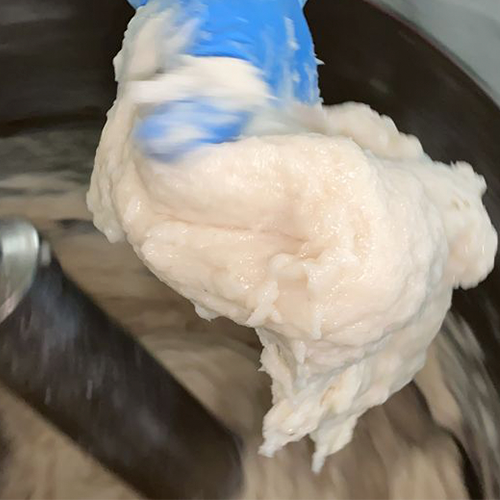 職人の手作業：一つ一つ丁寧に揚げています