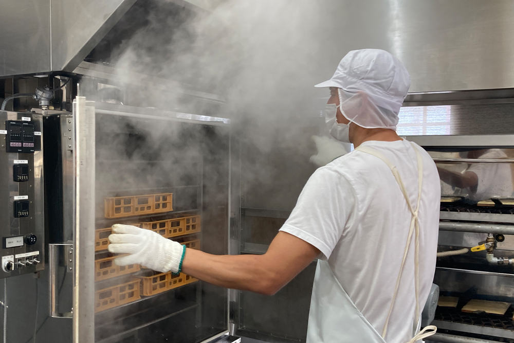 店頭に並ぶ宮城屋蒲鉾店の蒲鉾