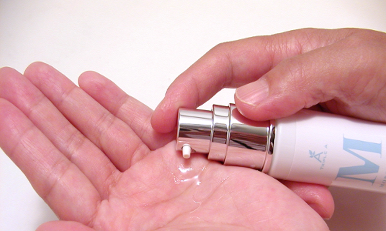 いつものお手入れにプラスするだけでみずみずしいキメ細かな肌へ導くモアモイスト30ml