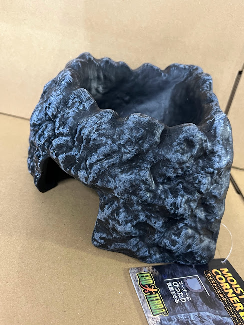 さと　爬虫類シェルター　黒マット　105 モイストシェルター コーナー 130ワイルドスカイwildsky・カエル専門店