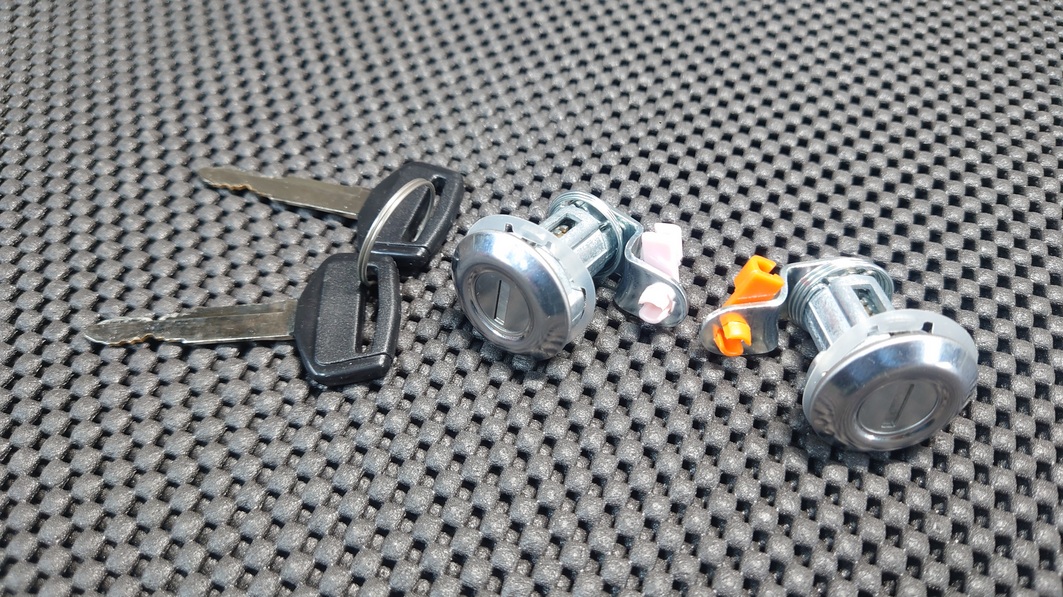 AE86・新品キーシリンダー・左右ドア用セット・鍵付き(スペア含め2本