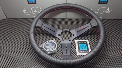 正規品・ナルディ2025限定モデル・スポーツタイプラリー34Φオフセット75mm／ブラックパンチングレザー・レッドステッチ・レッドロゴ