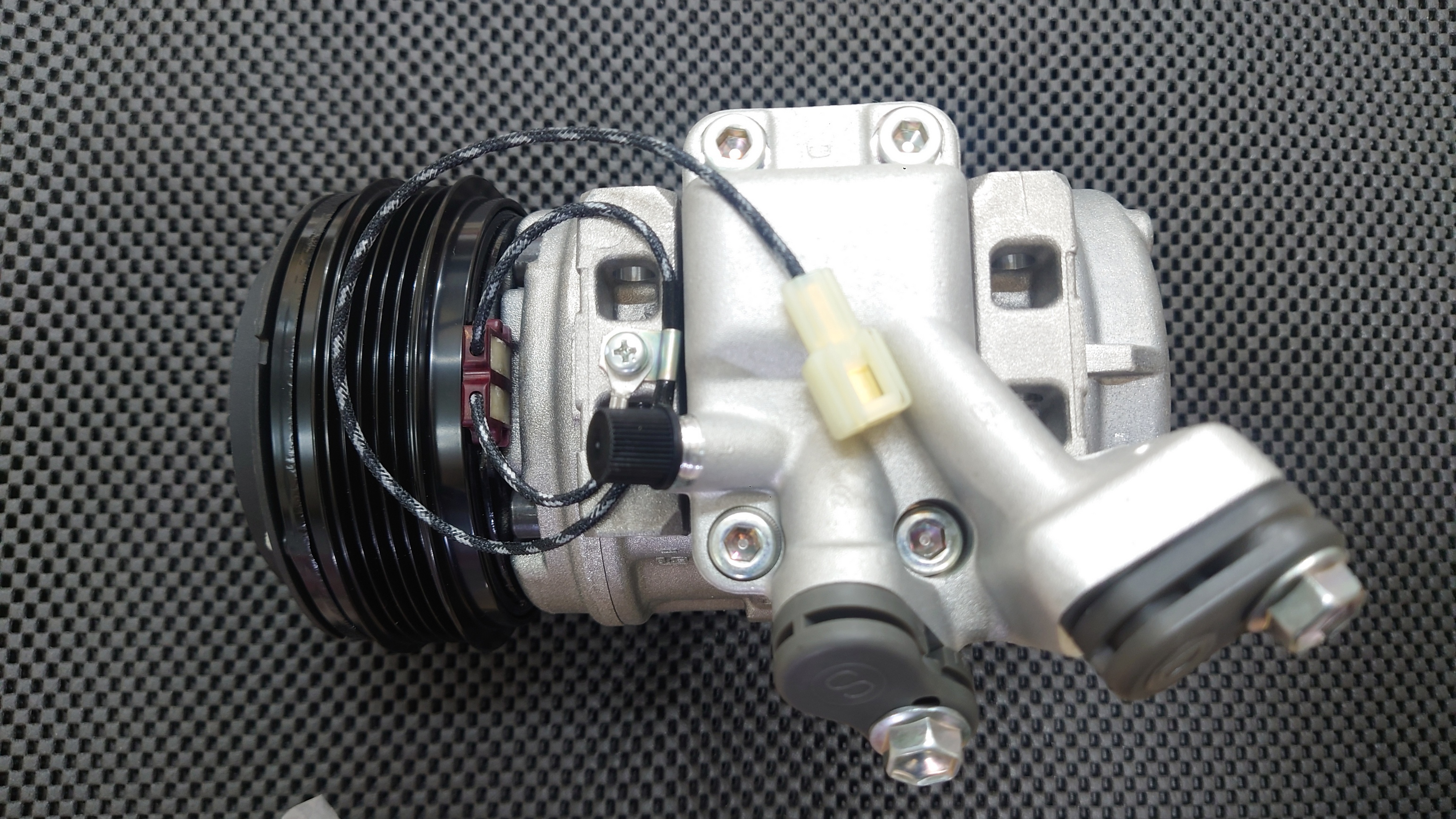AE86 エアコンコンプレッサー AE86・DENSO製リビルト・R12仕様エアコンコンプレッサーASSY