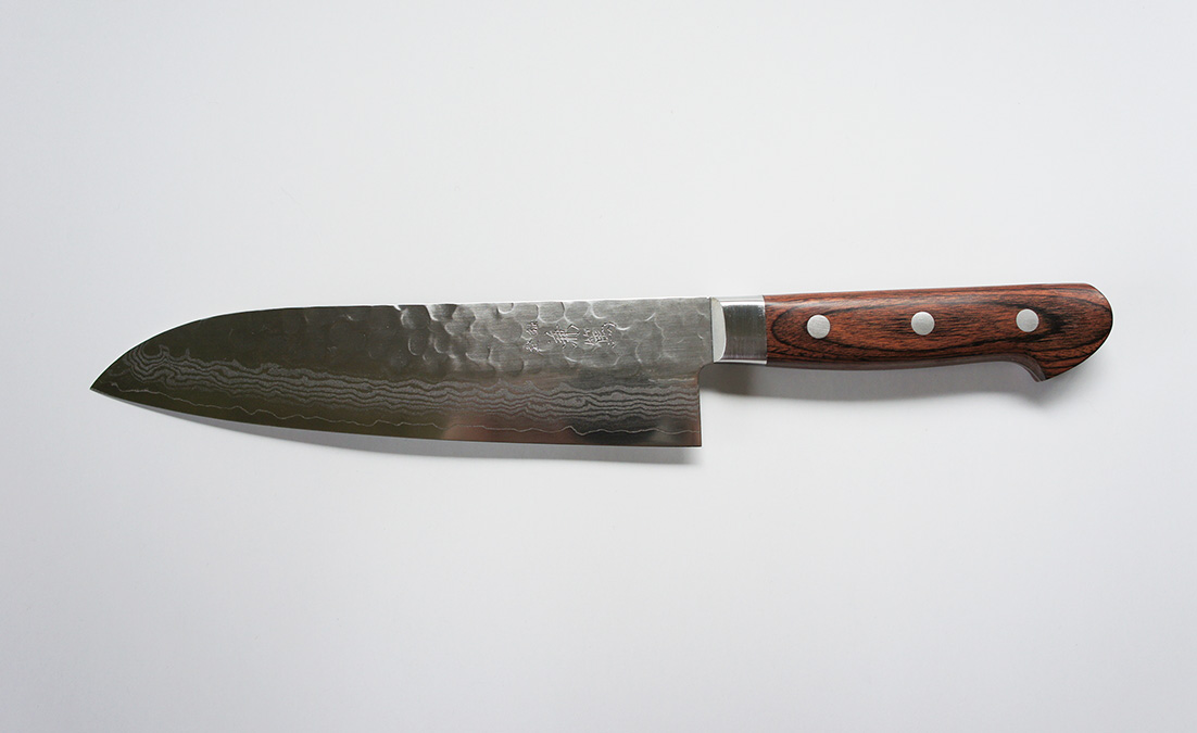 兼篤 ダマスカス三徳包丁 男性に大人気 普段から更に良い切れ味を求める方にお勧め 更に鎚目仕上げにより食材の離れが良い 高井刃物
