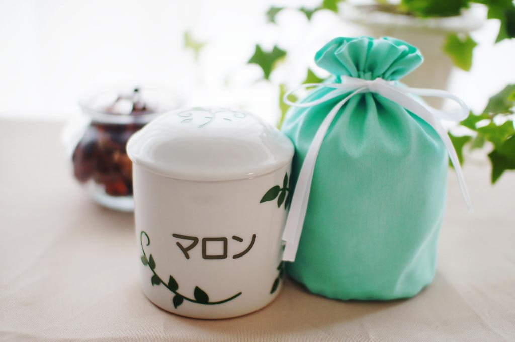 かわいいオリジナルペット用骨壷 名前 シルエット入り 巾着付 ｈａｎａ ｏｎｅ