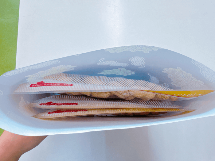 落花生を入れた包装紙のイメージ