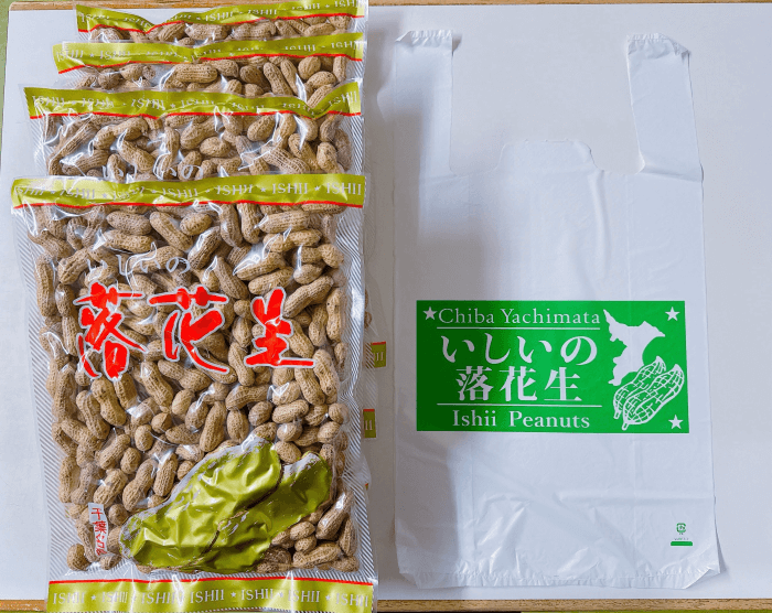 いりざや落花生大サイズ4袋を入れたレジ袋の容量イメージ