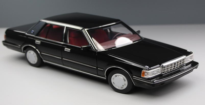 XiaoGuang MODEL 1/18 トヨタ クラウン MS122  "ブラック （内装レッド）"