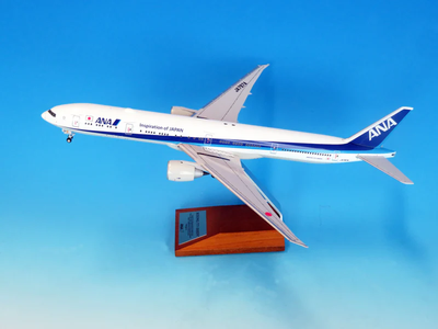 全日空商事 1/200 BOEING 777-300ER JA797A WiFiレドーム･ギア付 木製台座・プレート付 