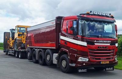 WSI 1/50  DAF XF DL MY25 10&times;4 ダンプトラック ローダー付きドローバートレーラー 4軸