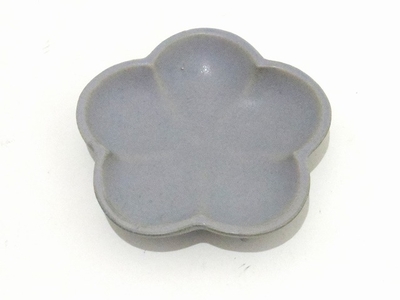 Awabi ware 花形豆皿　 グレー色　約　10.5ｃｍｘｘ高さ2ｃｍ　和食器