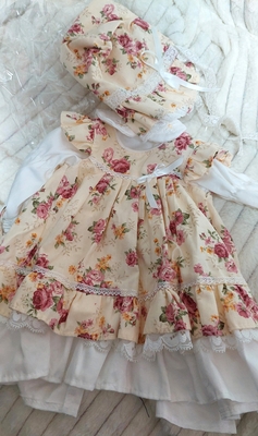 ドール服 クリーム色地花柄エプロンワンピース 50