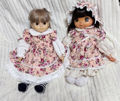 ドール服 サーモンピンク花柄エプロンワンピース 50