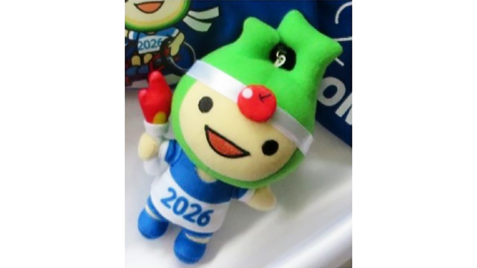 青いキャラクター ピンバッジ 日本国旗 ペルーパビリオン 青い