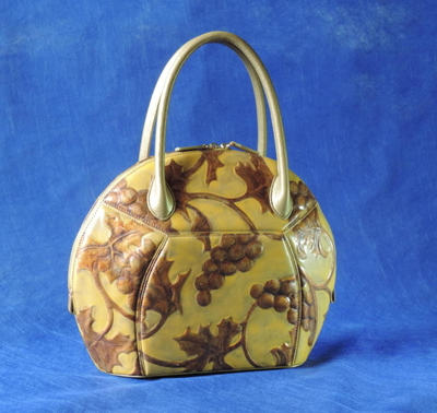 金唐革（きんからかわ）ボックスタイプハンドバッグ／作品：ぶどう手