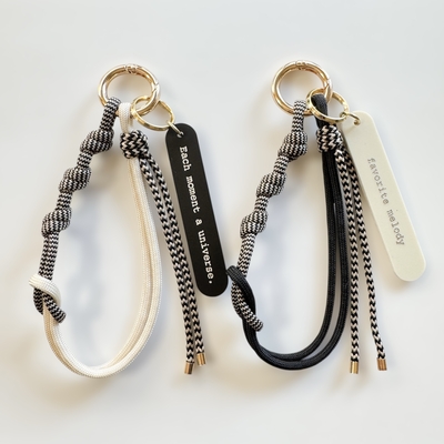 【9色から選べる】 名入れタグ付き カラビナ ハンドストラップ｜パラコード編み｜シンプル｜カラフル｜おしゃれ