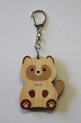 傷病鳥獣木製キーホルダー　タヌキ茶