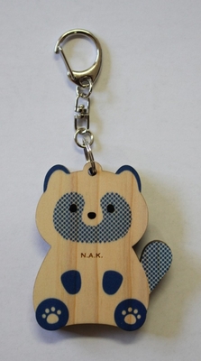 傷病鳥獣木製キーホルダー　タヌキ青
