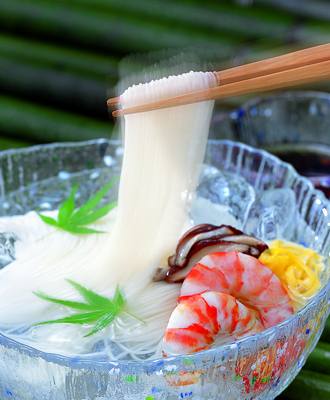箸にそうめんイメージ画像-軽い