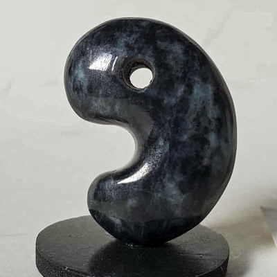 20251115-02 糸魚川黒翡翠勾玉