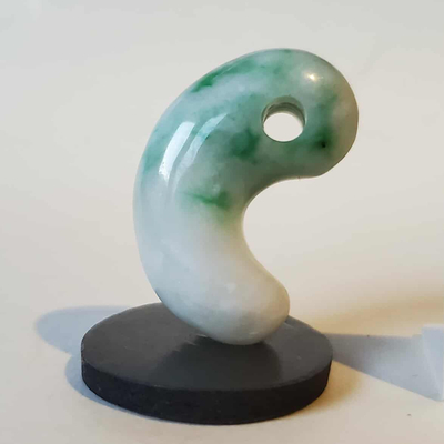 20251115-11 アップルグリーン翡翠勾玉　