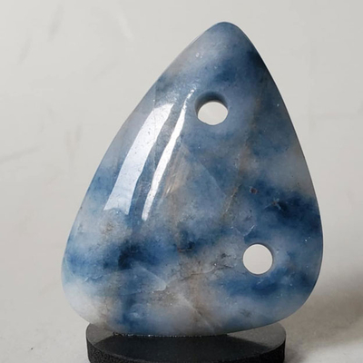 260110-01 入リコン沢瑠璃色翡翠異形勾玉①